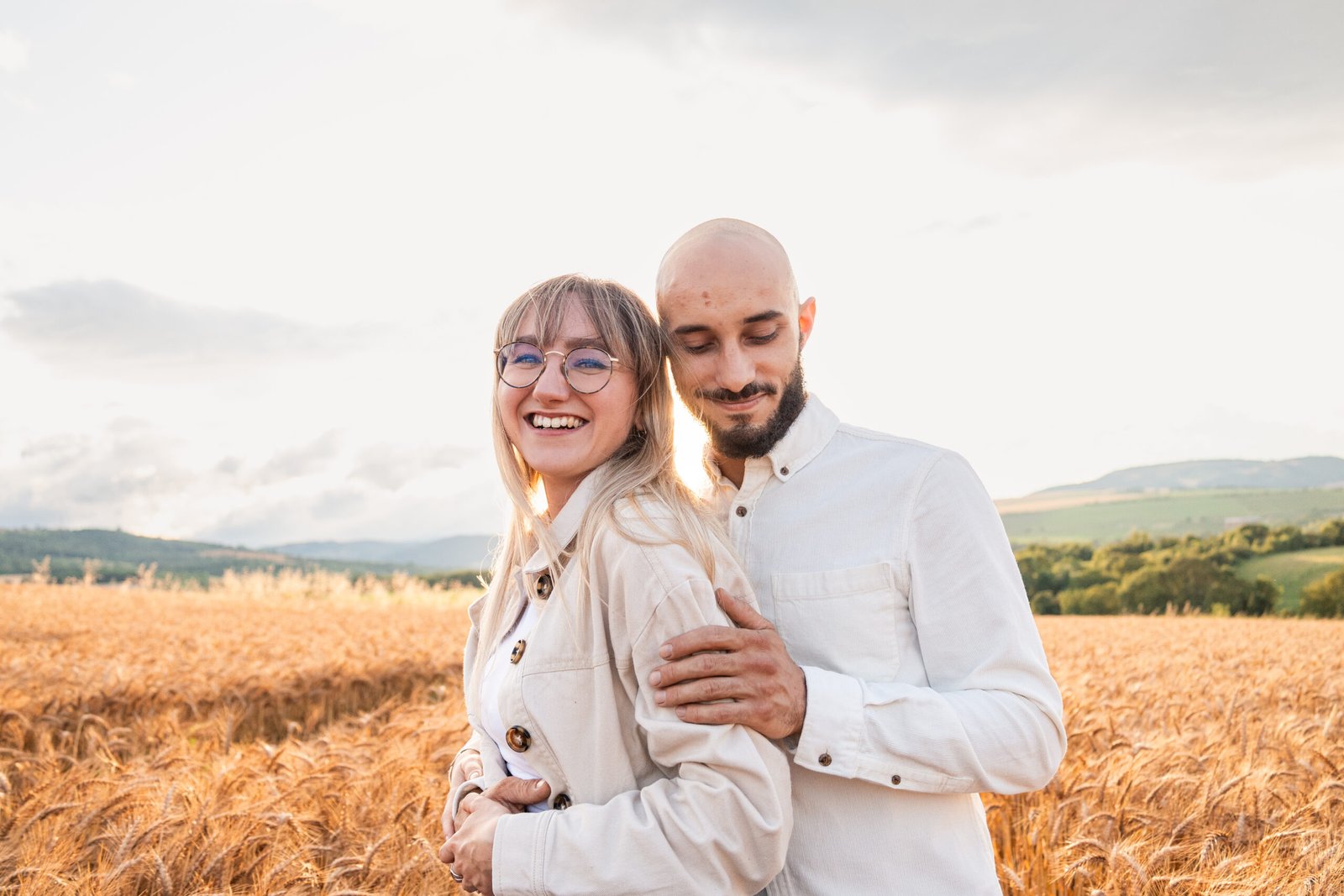 Madison Dubois, photographe couple en Auvergne, crée des images naturelles et complices pour raconter votre histoire d’amour dans le Sancy.