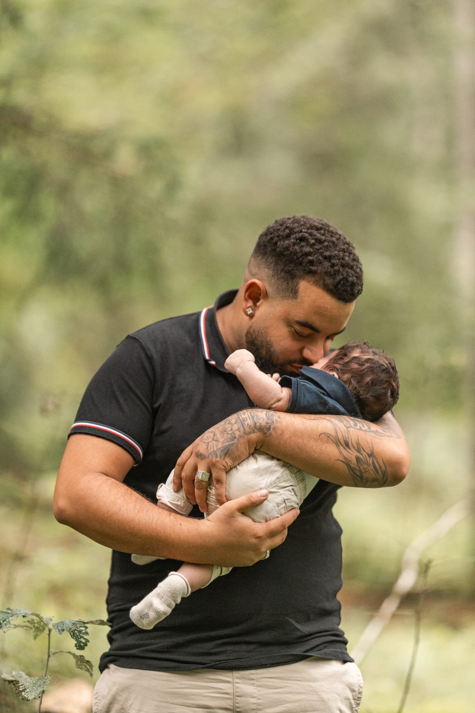Séances photo famille en Auvergne avec Madison Dubois. Des moments naturels, joyeux et authentiques, au cœur des paysages du Sancy.