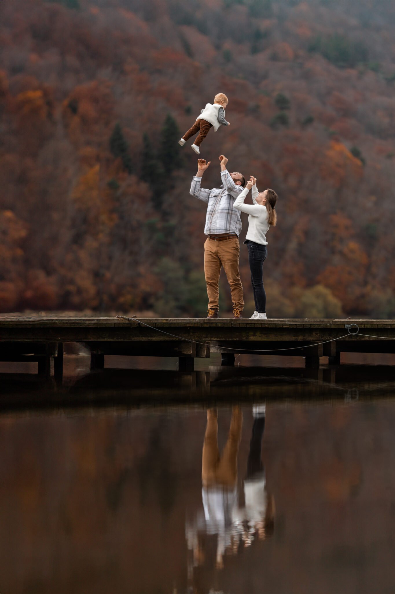 Séances photo famille en Auvergne avec Madison Dubois. Des moments naturels, joyeux et authentiques, au cœur des paysages du Sancy.