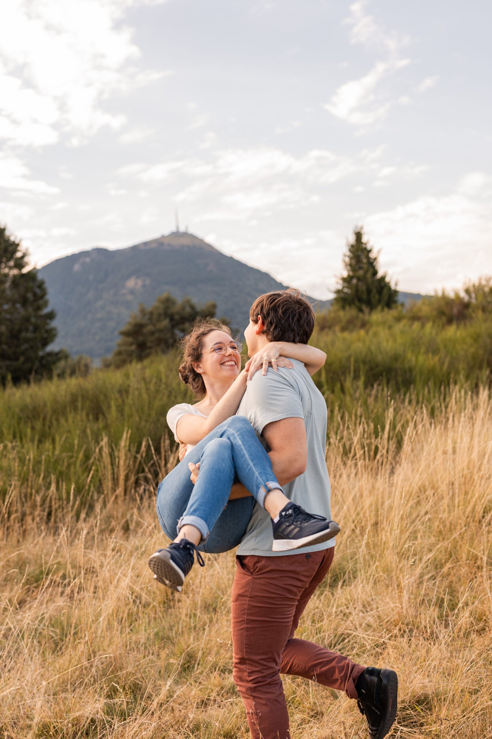 Madison Dubois, photographe couple en Auvergne, crée des images naturelles et complices pour raconter votre histoire d’amour dans le Sancy.
