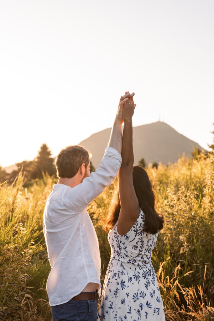 Madison Dubois, photographe couple en Auvergne, crée des images naturelles et complices pour raconter votre histoire d’amour dans le Sancy.