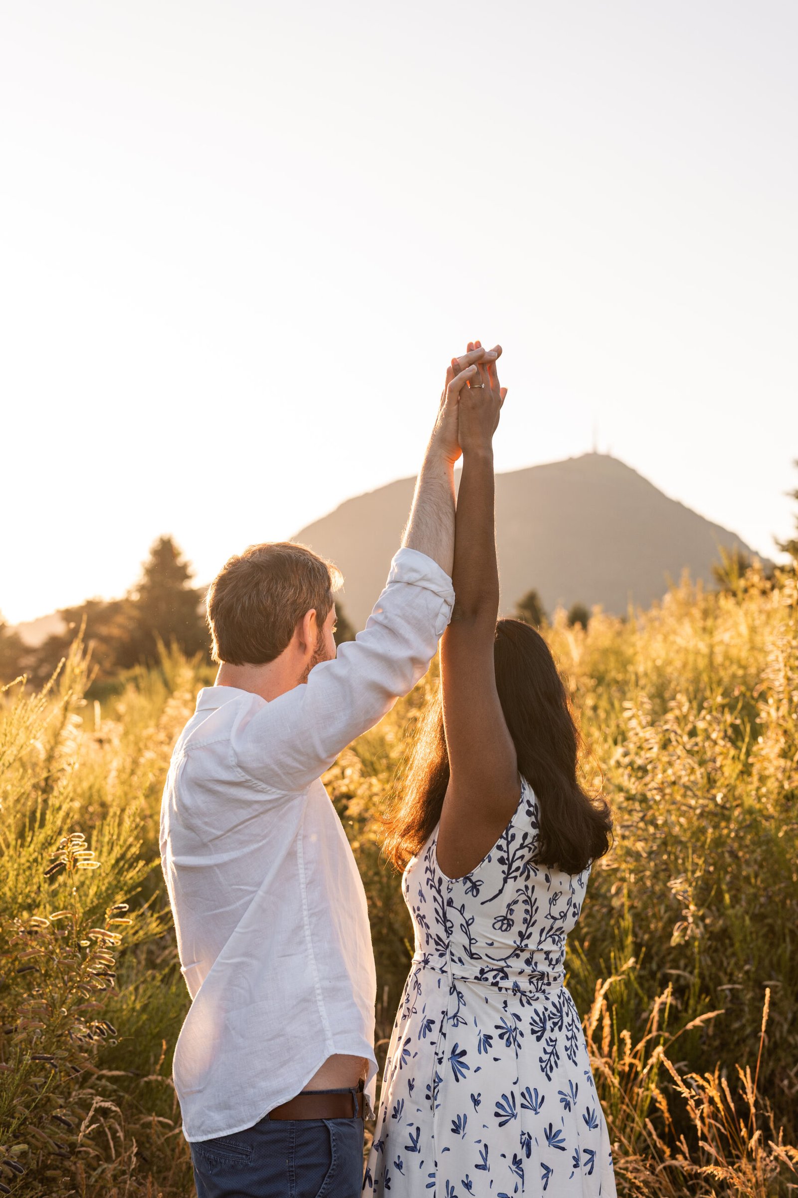 Madison Dubois, photographe couple en Auvergne, crée des images naturelles et complices pour raconter votre histoire d’amour dans le Sancy.