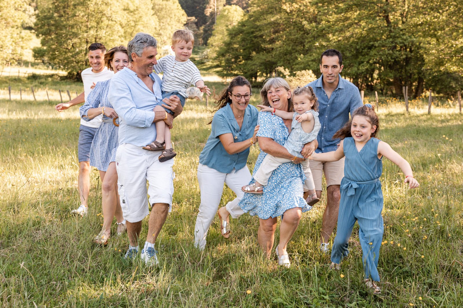 Séances photo famille en Auvergne avec Madison Dubois. Des moments naturels, joyeux et authentiques, au cœur des paysages du Sancy.
