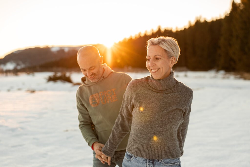 Madison Dubois, photographe couple en Auvergne, crée des images naturelles et complices pour raconter votre histoire d’amour dans le Sancy.