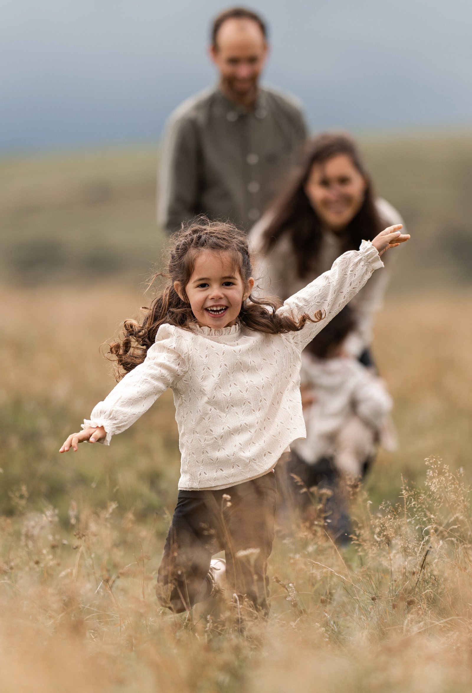 Séances photo famille en Auvergne avec Madison Dubois. Des moments naturels, joyeux et authentiques, au cœur des paysages du Sancy.