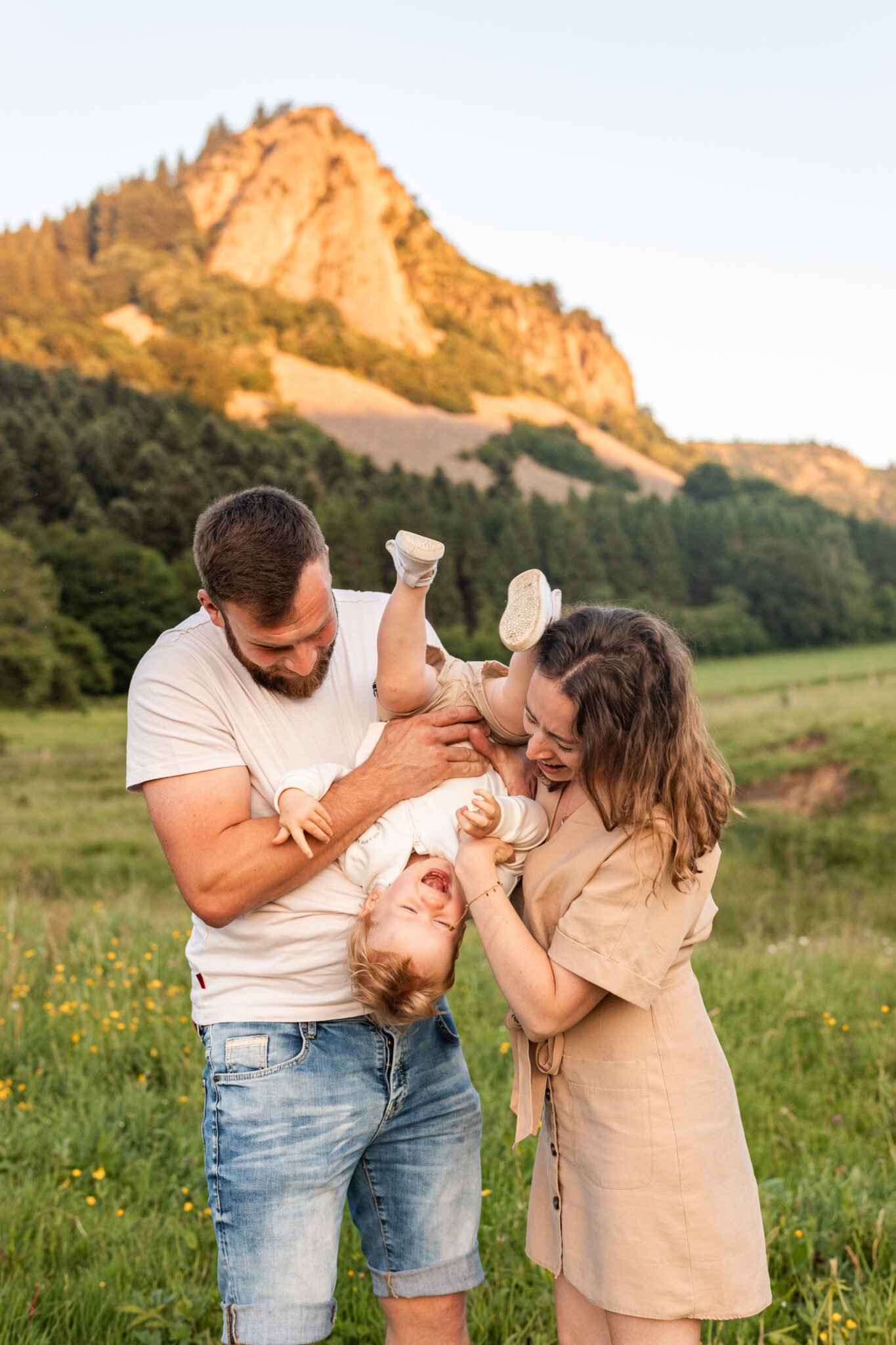Séances photo famille en Auvergne avec Madison Dubois. Des moments naturels, joyeux et authentiques, au cœur des paysages du Sancy.