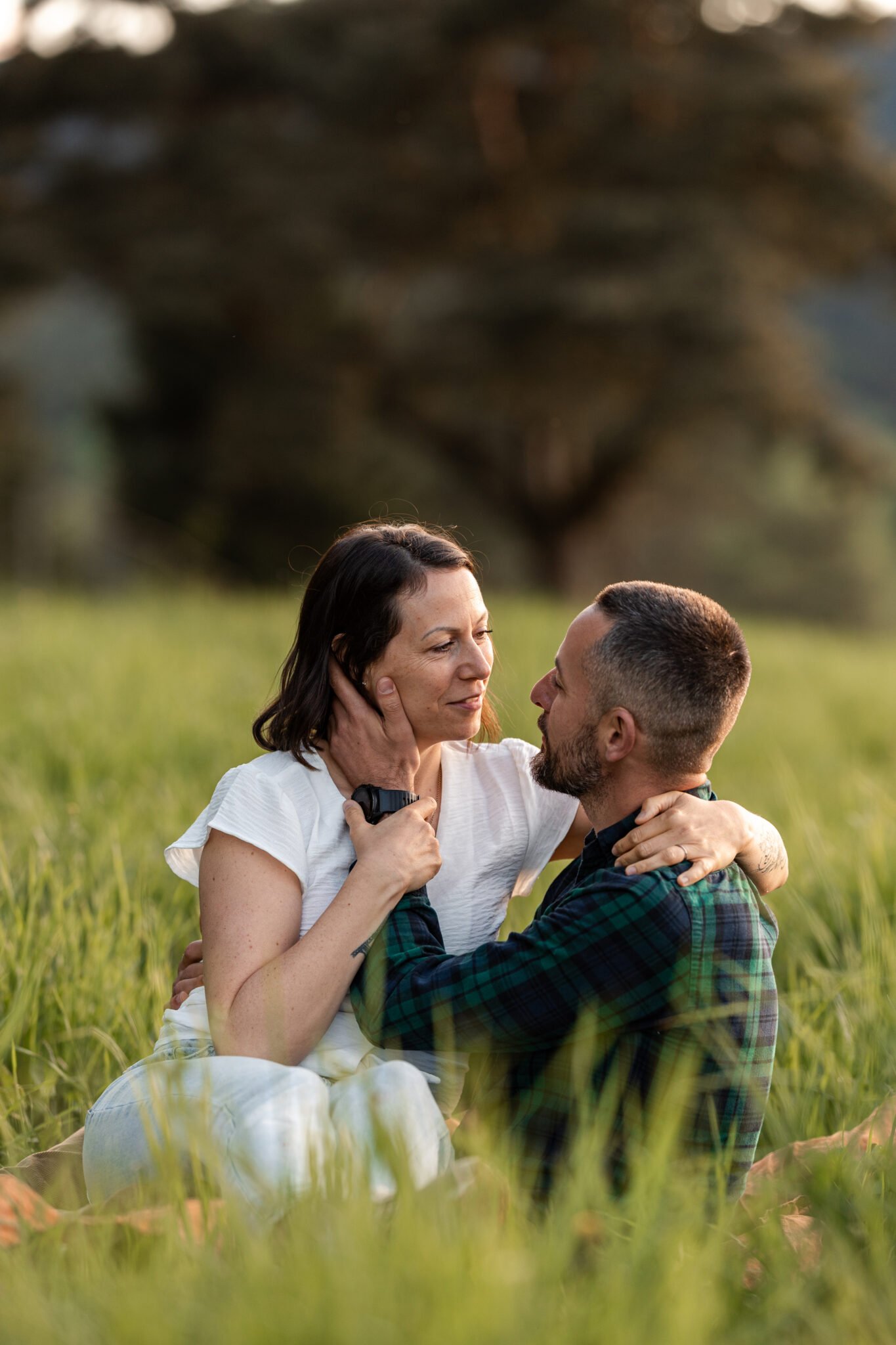 Madison Dubois, photographe couple en Auvergne, crée des images naturelles et complices pour raconter votre histoire d’amour dans le Sancy.
